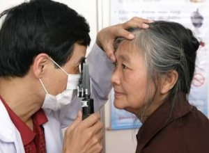 Góc hỏi đáp: Đục thủy tinh thể có lây không thưa bác sĩ? 